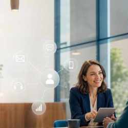Une conseillère échange avec un client dans un espace moderne, entourée de symboles représentant les canaux du marketing relationnel.