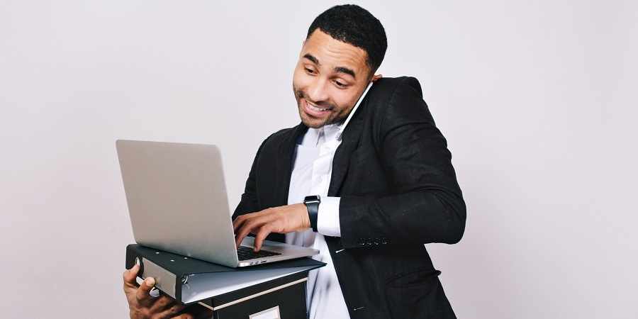 commercial jongle avec son matériel informatique